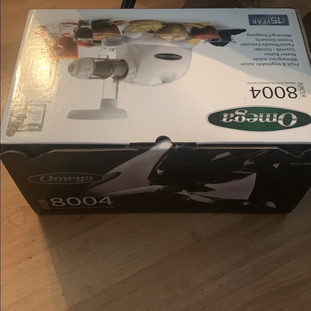 Almost New Omega 8004 Cold Press Juicer in White W/ All Accessories and Nozzles